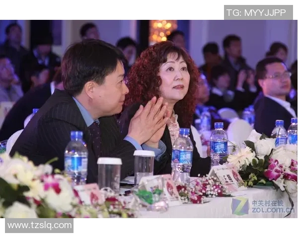 伊宁市足球爱好者齐聚一堂观看精彩比赛直播盛况 伊宁市足球爱好者齐聚一堂观看精彩比赛直播盛况